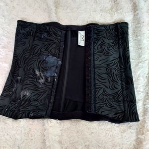 Maidenform black Corsette shapewear Small